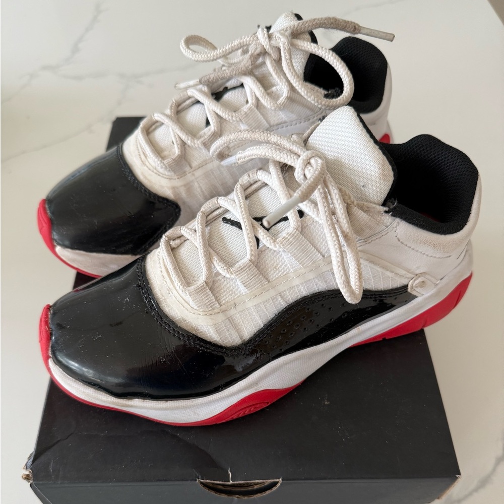 Air Jordan 11 Low, white black university red. Size 3.5 youth 🏀 🤍🖤❤️